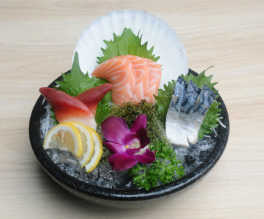 Sashimi cá hồi, sò đỏ, cá trích ép trứng đáng thử nhất tại Quận 12