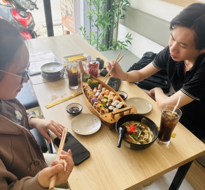 Khách hàng ăn sushi 68